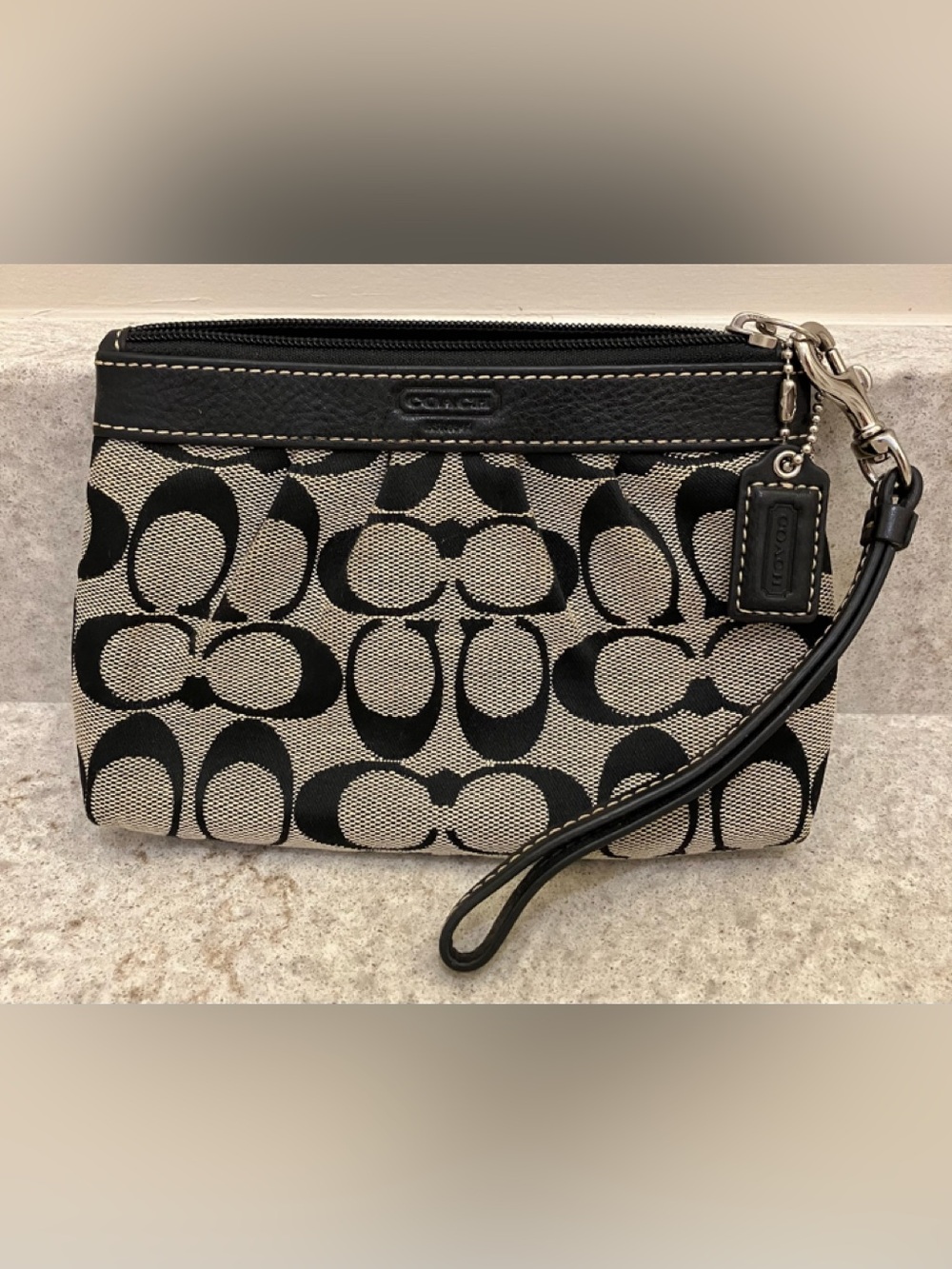 COACH SIGNATURE C WRISTLET